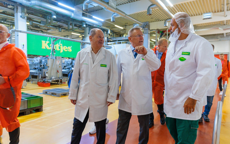 Bundeskanzler Olaf Scholz besucht die Gläserne Bonbonfabrik von Katjes in Potsdam