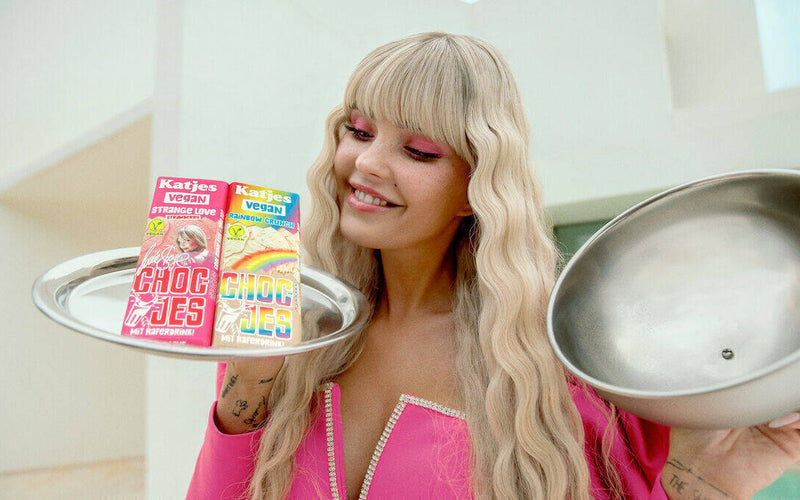 Katjes erweitert veganes Chocjes-Sortiment: Eine neue pflanzenbasierte Schokolade mit Bonnie Strange