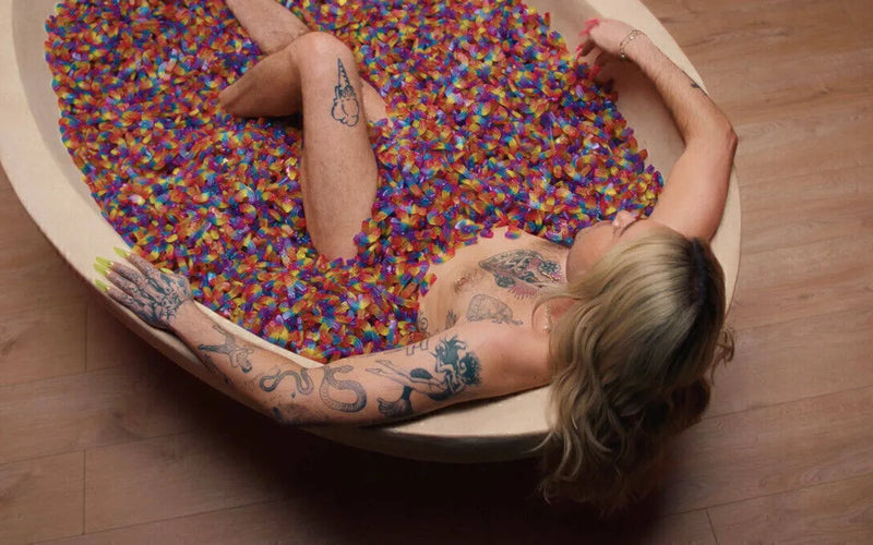 Bill Kaulitz: Pride-Kampagne interpretiert legendären Katjes-Spot neu