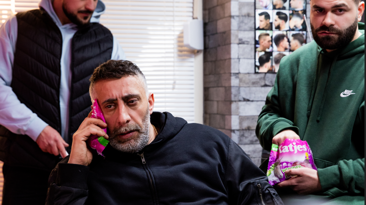„Was guckst du? Katjes ist jetzt halal!“: Kida Ramadan bringt pinkes Gold in den Barbershop